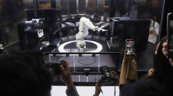 Aksi Robot Barista Dalam Membuat Kopi