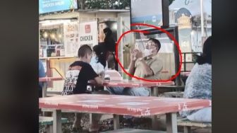 Viral Momen Haru Ayah Memfoto Anaknya saat Makan di Kafe, Warganet Auto Iri