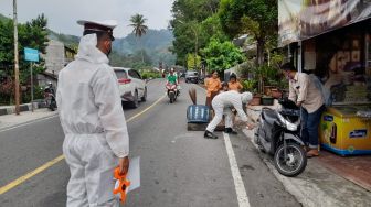 Mobil Tabrak Sepeda Motor di Sumut, Satu Korban Luka Parah Terjepit Tiang Telepon