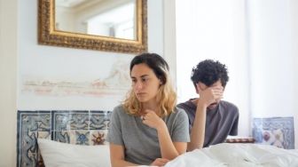 Perilaku Tak Biasa sebagai Tanda Pasangan Selingkuh Menurut Psikolog