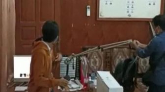 Ular Kobra Masuk Kantor Kominfo Jembrana Bali, Pegawai Jerit-jerit Ketakutan