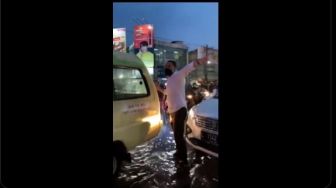 Aksi Eri Cahyadi saat Banjir Surabaya Dianggap Pencitraan, Netizen: Biar Kelihatan Sibuk