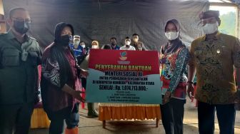 Kunjungi Korban Banjir, Mensos Risma Dengar Curhatan Masyarakat di Nunukan