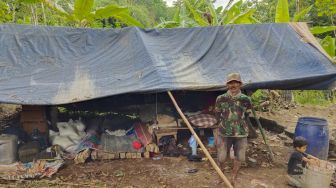 Gubuk Reyot Dibongkar Warga, Dian Kini Tinggal di Tenda