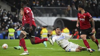 Gelandang Real Madrid Casemiro (kedua kanan) terjatuh setelah dilanggar oleh bek Valencia Mouctar Diakhaby (kedua kiri) saat pertandingan sepak bola liga Spanyol antara Real Madrid CF dan Valencia CF di Stadion Santiago Bernabeu, Madrid, pada (8/1/2022). [GABRIEL BOUYS / AFP]