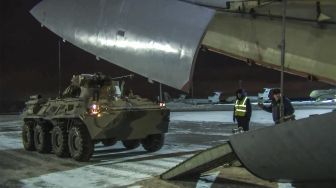 Sebuah kendaraan militer Rusia dimuat ke dalam pesawat kargo militer untuk berangkat ke Kazakhstan sebagai pasukan penjaga perdamaian di Bandara Chkalovsky, Rusia, pada (9/1/2021). [HANDOUT / RUSSIAN DEFENCE MINISTRY / AFP]