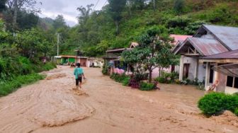 Banjir di Solok Sumbar, 3 Rumah hingga Jembatan Rusak