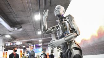 Robot Humanoid Engineered Arts Ameca dengan gerakan kecerdasan buatan ditunjukkan selama Consumer Electronics Show (CES) di Las Vegas, Nevada, Amerika Serikat, pada (5/1/2022). [PATRICK T. FALLON / AFP]