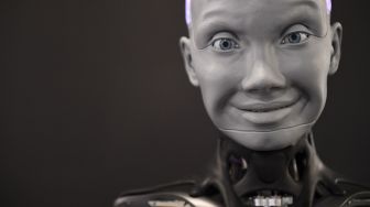 Robot Humanoid Engineered Arts Ameca dengan kecerdasan buatan ditunjukkan selama Consumer Electronics Show (CES) di Las Vegas, Nevada, Amerika Serikat, pada (5/1/2022). [PATRICK T. FALLON / AFP]