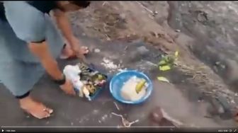 Viral Beredar Video Pria Tendang dan Buang Sesajen di Gunung Semeru, Tuai Kecaman Warganet