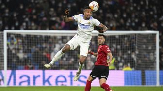 Bek Real Madrid Eder Militao menyundul bola saat pertandingan sepak bola liga Spanyol antara Real Madrid CF dan Valencia CF di stadion Santiago Bernabeu di Stadion Santiago Bernabeu, Madrid, pada (8/1/2022). [GABRIEL BOUYS / AFP]