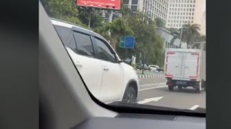 Toyota Fortuner Melintas di Jalan Bikin Publik Melongo, Spion Kanan Jadi Sorotan