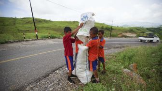 Siswa SD Bersihkan Sampah di Jalan Trans Flores