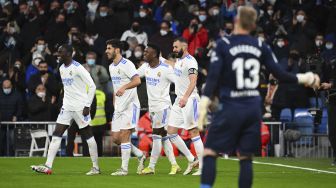 Pemain depan Real Madrid Vinicius Junior (ketiga kiri) merayakan gol kedua timnya selama pertandingan sepak bola liga Spanyol antara Real Madrid CF dan Valencia CF di Stadion Santiago Bernabeu, Madrid, pada (8/1/2022). [GABRIEL BOUYS / AFP]