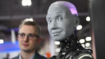Direktur operasi di Engineered Arts, Morgan Roe berbicara tentang robot Humanoid Engineered Arts Ameca dengan kecerdasan buatan yang ditunjukkan selama Consumer Electronics Show (CES) di Las Vegas, Nevada, Amerika Serikat, pada (5/1/2022). [PATRICK T. FALLON / AFP]