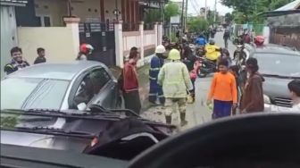 Viral Truk Damkar Nyaris Gagal Bertugas, Mobil Parkir Sembarangan di Jalan Jadi Sebabnya