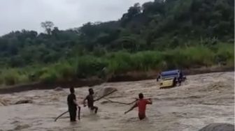 Belum Ditemukan, Remaja 13 Tahun Hanyut Terseret Arus Banjir Bandang Sumedang