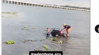 Viral Mobil Avaza Hitam Nyemplung ke Danau Tanjung Senai, Warganet Kebingungan