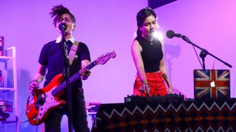 Aksi grup musik Black Champagne ketika tampil saat berkunjung kantor redaksi Suara.com di Kuningan, Jakarta Selatan, Senin (10/1/2021). [Suara.com/Alfian Winanto]