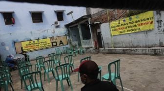 Petugas kesehatan mendata warga yang akan melakukan tes usap (Swab Test) PCR di Kelurahan Krukut, Kecamatan Taman Sari, Jakarta, Senin (10/1/2021). [Suara.com/Angga Budhiyanto]