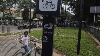 Seorang anak memarkirkan sepedanya di kawasan integrasi terpadu Stasiun Manggarai, Kecamatan Tebet, Jakarta Selatan, Senin (10/1/2021). [Suara.com/Angga Budhiyanto]