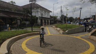 Seorang anak bermain sepeda di kawasan integrasi terpadu Stasiun Manggarai, Kecamatan Tebet, Jakarta Selatan, Senin (10/1/2021). [Suara.com/Angga Budhiyanto]