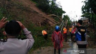 Tebing Longsor, Akses Jalan Menuju Wilayah Selatan Cianjur Terputus