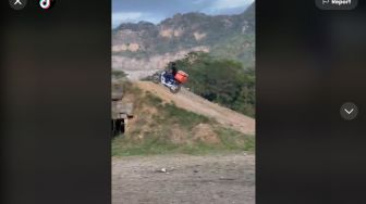 Viral Video Kurir &#039;Terbang&#039; Mirip Pembalap Motor Trail, Aksinya Antar Barang Jadi Sorotan