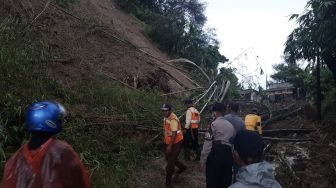 Akses Jalan Bandung Barat-Cianjur Tertutup Longsor