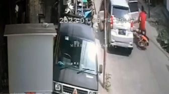 Viral Pemotor Terkapar Tabrak Pintu Mobil yang Dibuka Mendadak, Netizen Soroti Hal Ini
