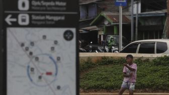 Seorang anak bermain di kawasan integrasi terpadu Stasiun Manggarai, Kecamatan Tebet, Jakarta Selatan, Senin (10/1/2021). [Suara.com/Angga Budhiyanto]