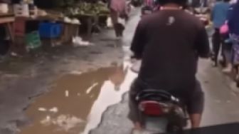 Warga Geram Melihat Kondisi Jalan Pasar Cikampek yang Makin Parah