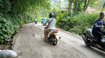 Miris… Jalan Rusak di Pamijahan Tidak Kunjung Diperbaiki