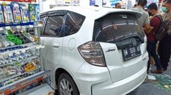 Selain Indomaret, Jazz Putih Matik Juga Tubruk Honda Vario
