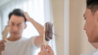 10 Penyebab Rambut Rontok Parah dan Cara Mengatasinya