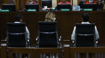 Aktris Nia Ramadhani (tengah) saat menjalani sidang putusan kasus narkoba di Pengadilan Negeri Jakarta Pusat, Selasa (11/1/2021). [Suara.com/Alfian Winanto]