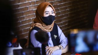 Selebgram Marissya Icha saat menggelar konferensi pers di Kebayoran Baru, Jakarta Selatan, Selasa (11/1/2021). [Suara.com/Alfian Winanto]