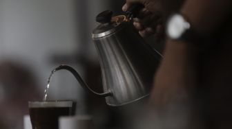 Anak berkebutuhan khusus (ABK) mengikuti pelatihan membuat kopi di The Home, Cilandak, Jakarta, Selasa (11/1/2022). [Suara.com/Angga Budhiyanto]