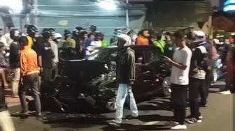 Kabur Usai Tabrak Sepeda Motor, Pengemudi Honda Brio Diamuk Warga di Jakarta Barat