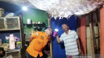Rumah Warga di Garut Rusak karena Tak Mampu Menahan Derasnya Kucuran Air Hujan