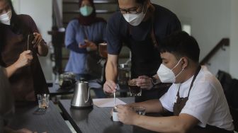 Praktisi kopi, Fransikus Satriawan memberikan pelatihan membuat kopi kepada anak berkebutuhan khusus (ABK) di The Home, Cilandak, Jakarta, Selasa (11/1/2022). [Suara.com/Angga Budhiyanto]
