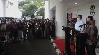 Menteri BUMN Erick Thohir (kanan) bersama Jaksa Agung ST Burhanuddin (kedua kiri) memberikan keterangan pers di Gedung Menara Kartika Adhyaksa, Komplek Perkantoran Kejaksaan Agung, Jakarta, Selasa (11/1/2022). [Suara.com/Angga Budhiyanto]