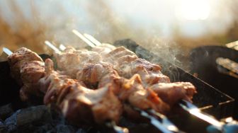 Tunjukkan Resep Sate Tanpa Daging, Aksi Pria Ini Bikin Publik Heran