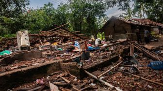 Warga melihat kondisi rumah yang hancur akibat bom ikan di Kampung Cisaat, Pandeglang, Banten, Selasa (11/1/2022).  ANTARA FOTO/Muhammad Bagus Khoirunas
