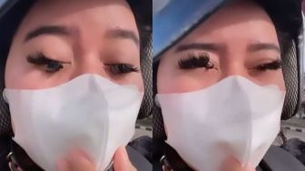 Cewek Habis Extension Bulu Mata Naik Motor, Videonya Bikin Ngakak: The Real Anti Badai