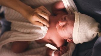 Angkat Bayi yang Lagi Tidur, Endingnya Bikin Warganet Syok: Tidak Ramah Jantung