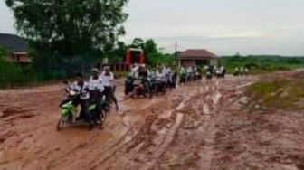 Jalan ke Sekolah Tak Diperbaiki, Pelajar Banyuasin Viral Bermotor di Tanah Berlumpur