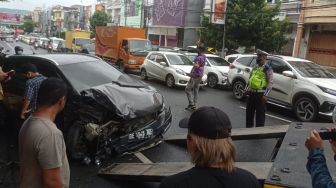 Lawan Arah, Mobil Suzuki SX4-S-Cross Hantam 3 Mobil Lain di Jalan Jenderal Sudirman