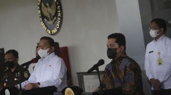 Menteri BUMN Erick Thohir (kedua kanan) bersama Jaksa Agung ST Burhanuddin (kedua kiri) memberikan keterangan pers di Gedung Menara Kartika Adhyaksa, Komplek Perkantoran Kejaksaan Agung, Jakarta, Selasa (11/1/2022). [Suara.com/Angga Budhiyanto]