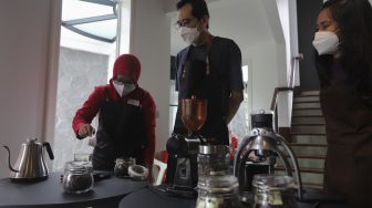 Anak berkebutuhan khusus (ABK) mengikuti pelatihan membuat kopi di The Home, Cilandak, Jakarta, Selasa (11/1/2022). [Suara.com/Angga Budhiyanto]